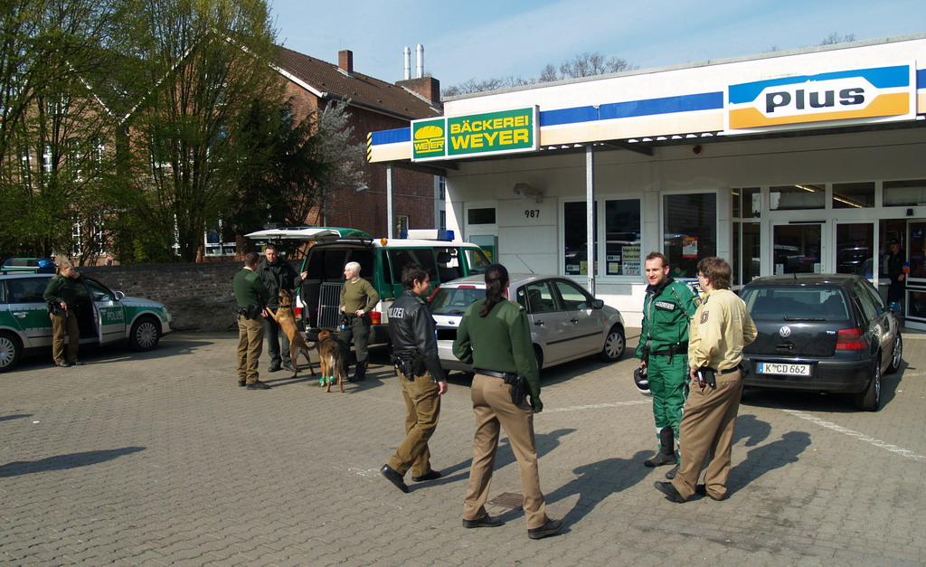 Messerstecherei Koeln Duennwald Berlinerstr P58.JPG